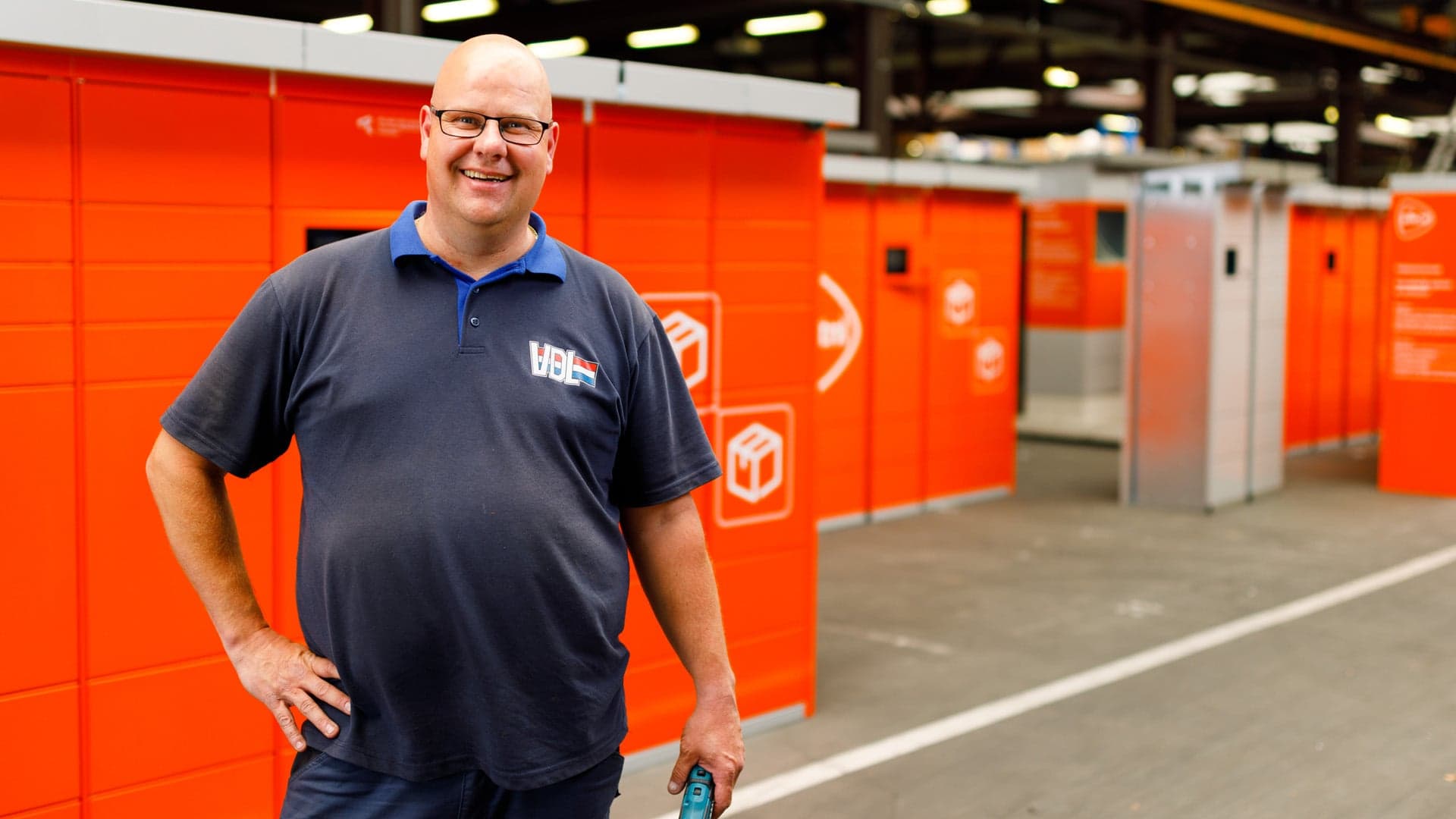 ONTWIKKELT, BOUWT, ONDERHOUDT EN
MONITORT - INFRASTRUCTUUR ACHTER BRIEFPOST,
PAKKETTEN EN DUURZAME ENERGIE OPLOSSINGEN